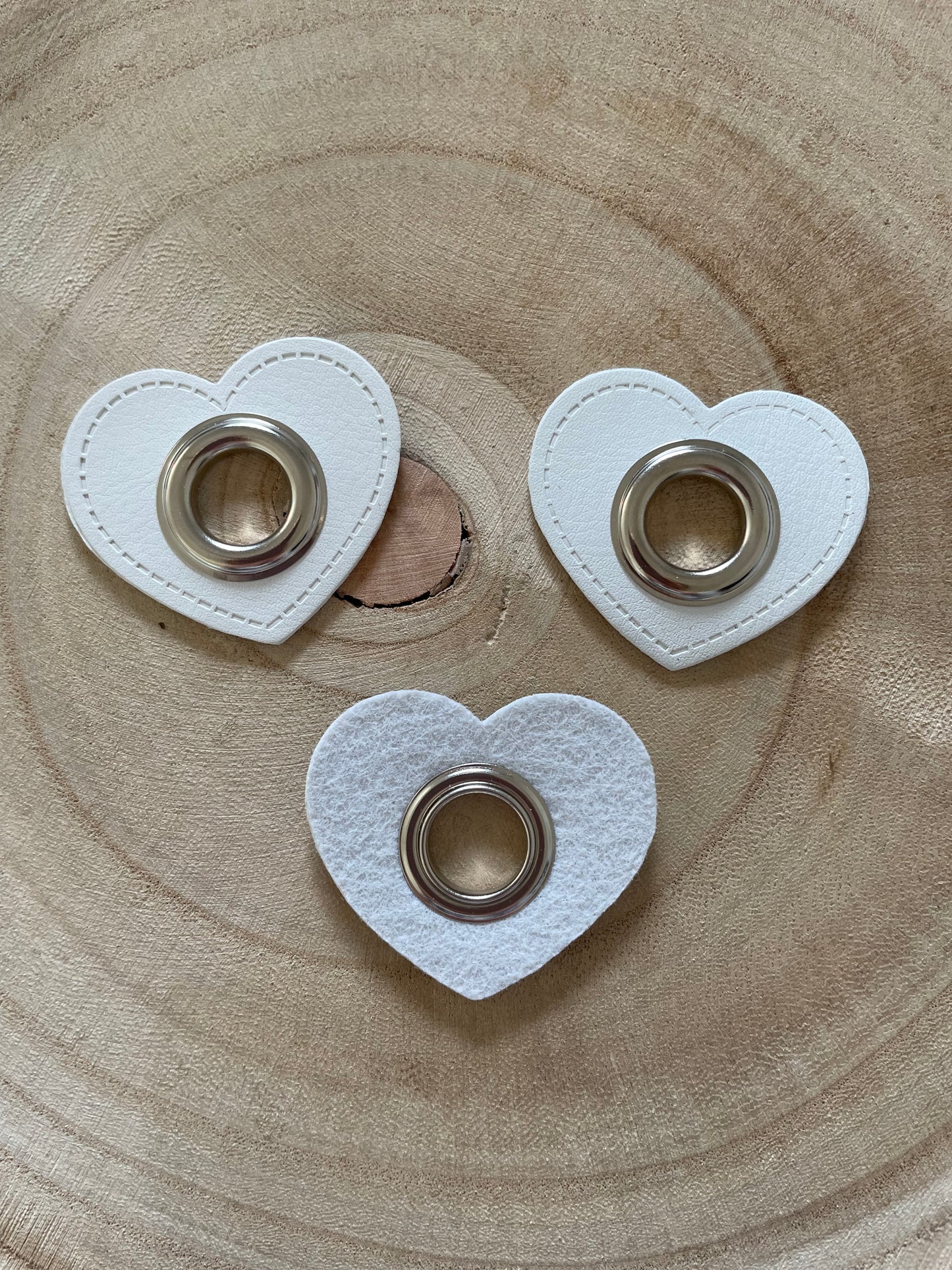 Öse Kunstleder Herz Weiß/Gold - 12mm - 1 Stück