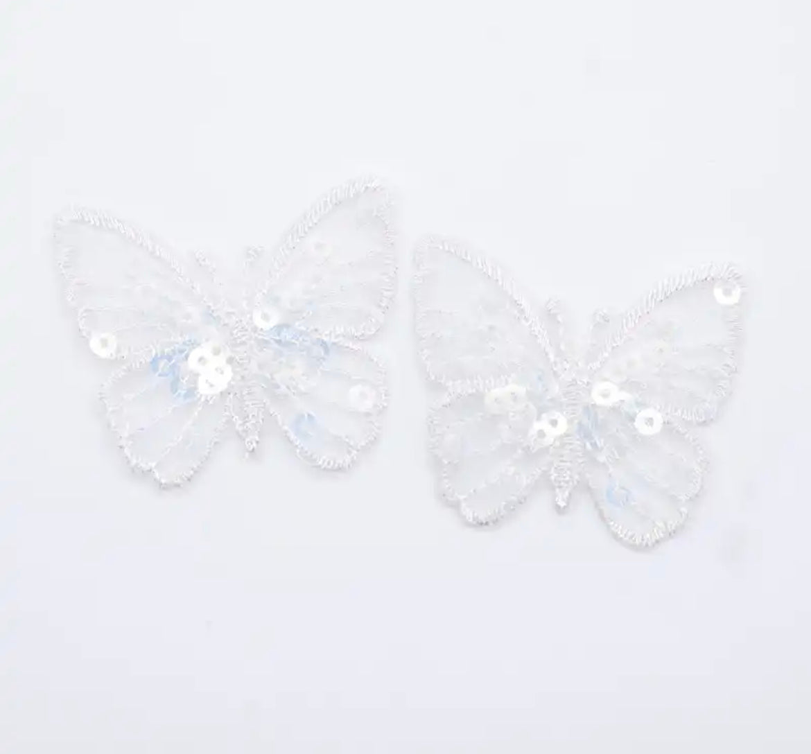 AUFNÄHER GESTICKT MIT PAILLETTEN ♥SCHMETTERLING WEIß ♥ 26mm